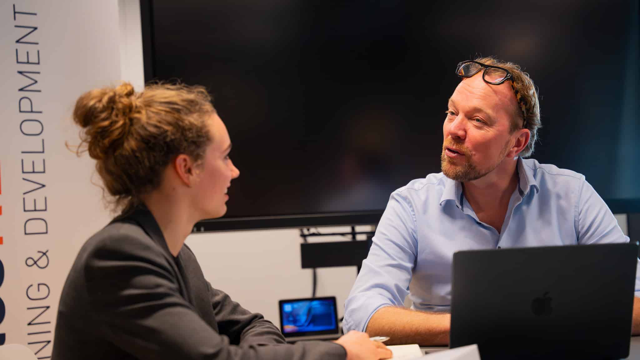 Vragen stellen tijdens een verkoopgesprek